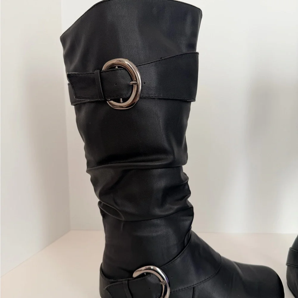 Journee Collection Black Jester Rouched Buckle Mid Shaft Boots Size 7 1/2